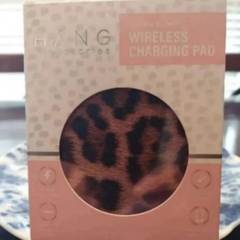 Ultra Slim Wireless Universal Charger by Hang Cheetah Leopard NWT 5☆ 1 Left!